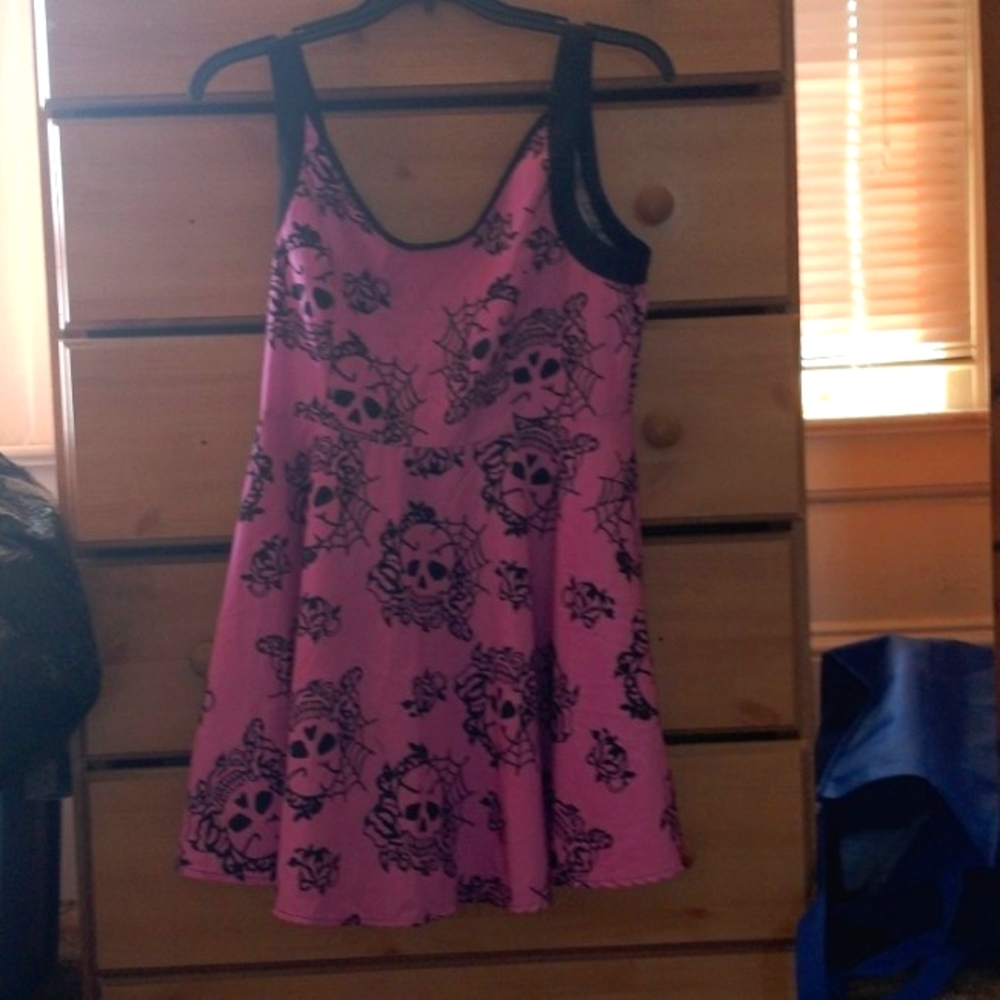 🩷 pink and 🖤 black skull dress